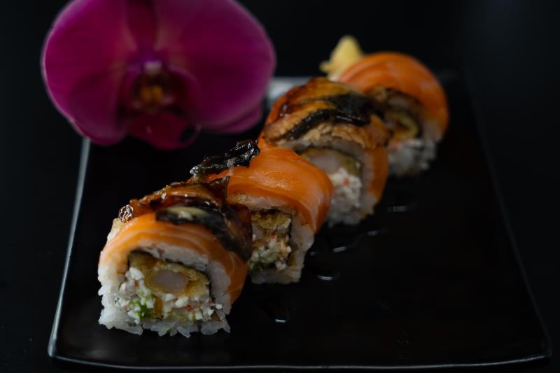In: Avocado, krabmeat, shrimp tempura| Out: Salmon, eel | Top: Eel sauce Tiger