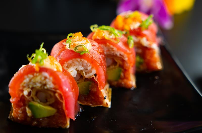 In: Avocado, sp. tuna, shrimp tempura on soy paper | Out: Tuna on krabmeat | Top: Sp. mayo, eel sauce, masago, green onion Hanami