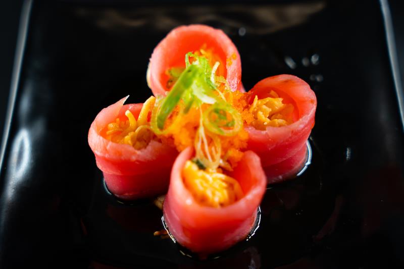 In: Spicy krabmeat wrapped with fresh tuna | Top: Eel sauce, chilli oil, masago, green onion Red Sun