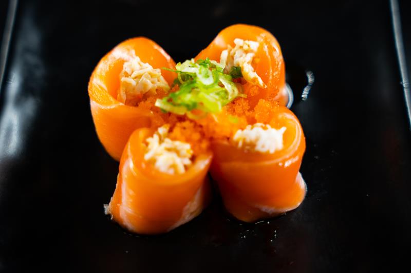 In: Krabmeat wrapped with salmon | Top: Eel sauce, chilli oil, masago, green onion Sun Rise