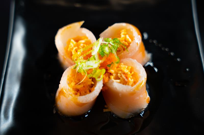 In: Sp. krabmeat wrapped with Albacore | Top: Eel sauce, chilli oil, masago, green onion Sun Set